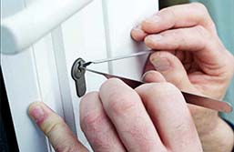 Apertura de puerta con ganzúas